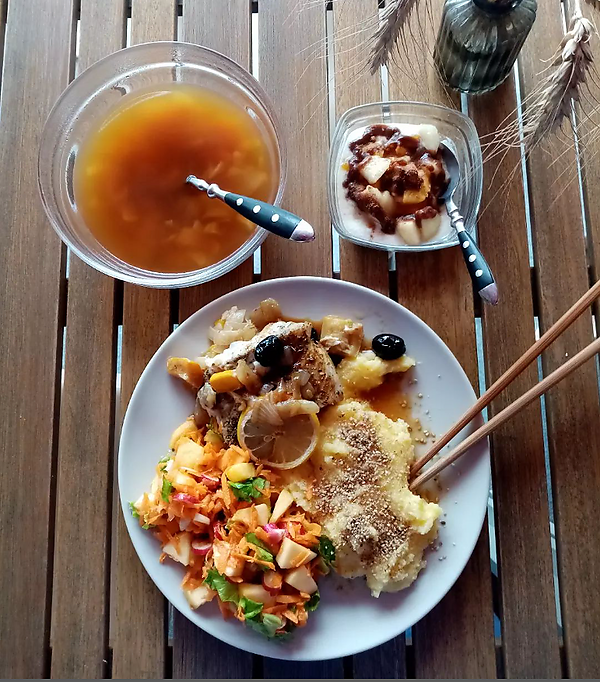 ⚜️ Sopa de col y boniato ⚜️ Polenta ⚜️ Lomos de pescado al horno con tamari y aceitunas sobre cama de cebolla con calabacín con yanguizado corto. ⚜️ E