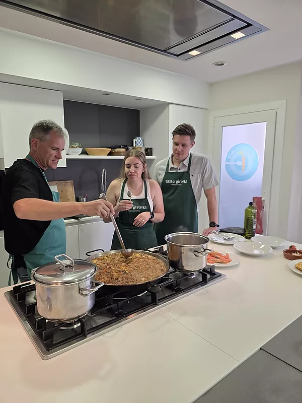 Expérience culinaire avec un chef : paella et tapas – cours de cuisine et dégustation