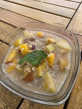 Bols amb flocs d'avena,coco, panses i fruita fresca per preparar muesli casolà