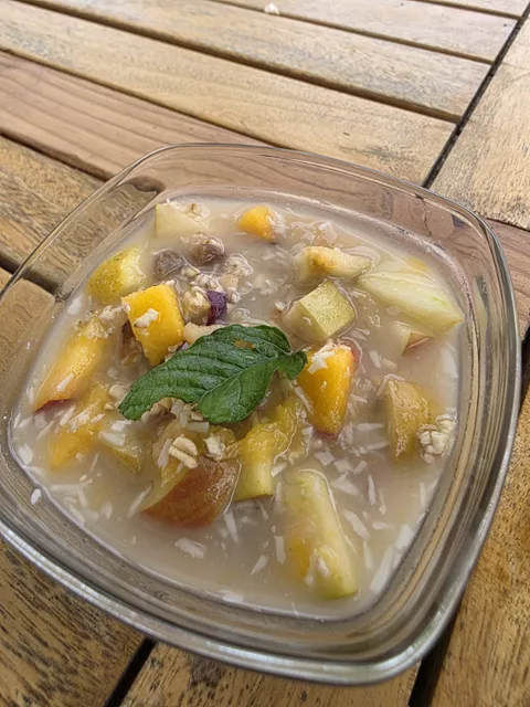 Bols amb flocs d'avena,coco, panses i fruita fresca per preparar muesli casolà