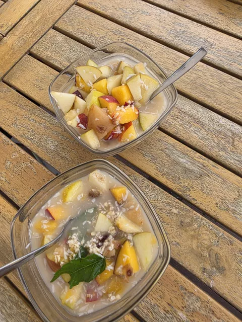 Primer pla d'un bol de muesli refrescant decorat amb maduixes i nabius frescos i fulles de menta EspaiCuinarSa