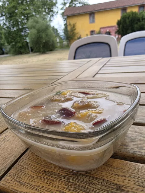 Bol de muesli casolà amb flocs d'avena, coco, fruita fresca i llet de coco EspaiCuinarSa