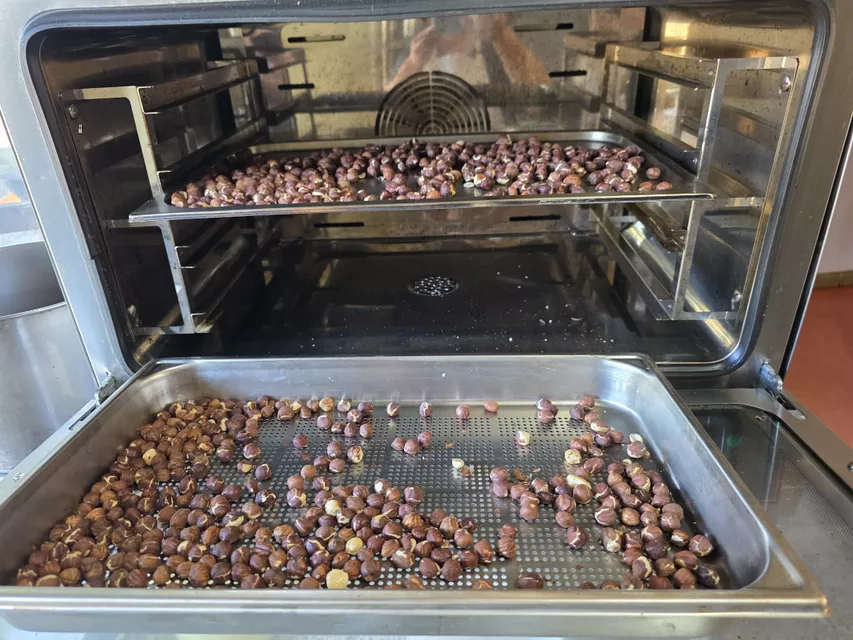 100 g de avellanas (estas sí, ligeramente tostadas)