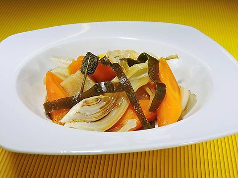 Nishime de verduras con alga kombu por Matthias Hespe.