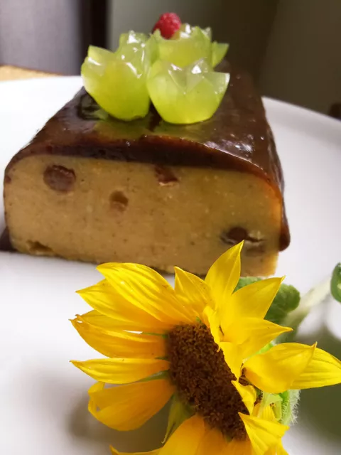 Halwa de sèmola de blat de moro (Polenta) amb llet de coco i poma a l'estil macrobiòtic.