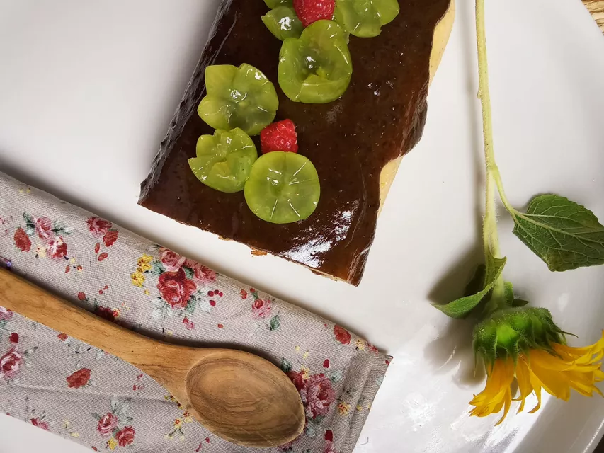 Halwa de sèmola de blat de moro (Polenta) amb llet de coco i poma a l'estil macrobiòtic.