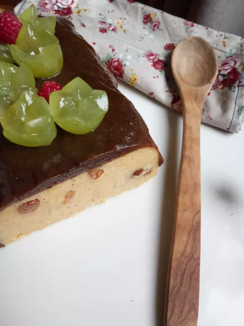 Halwa de sèmola de blat de moro (Polenta) amb llet de coco i poma a l'estil macrobiòtic.