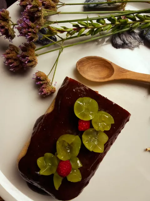 Halwa de sèmola de blat de moro (Polenta) amb llet de coco i poma a l'estil macrobiòtic.