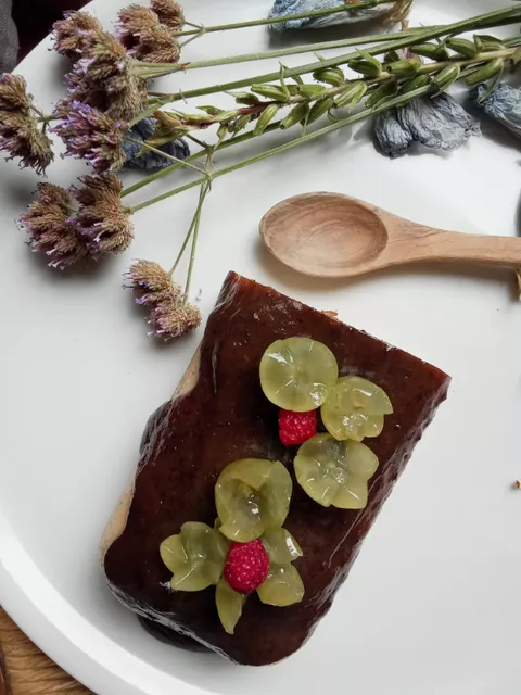 Halwa de sèmola de blat de moro (Polenta) amb llet de coco i poma a l'estil macrobiòtic.