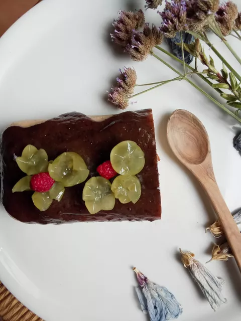Halwa de sèmola de blat de moro (Polenta) amb llet de coco i poma a l'estil macrobiòtic.