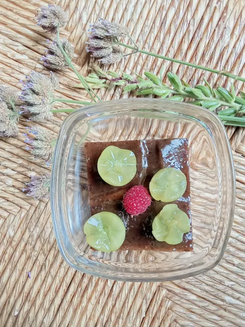 Halwa de sèmola de blat de moro (Polenta) amb llet de coco i poma a l'estil macrobiòtic.