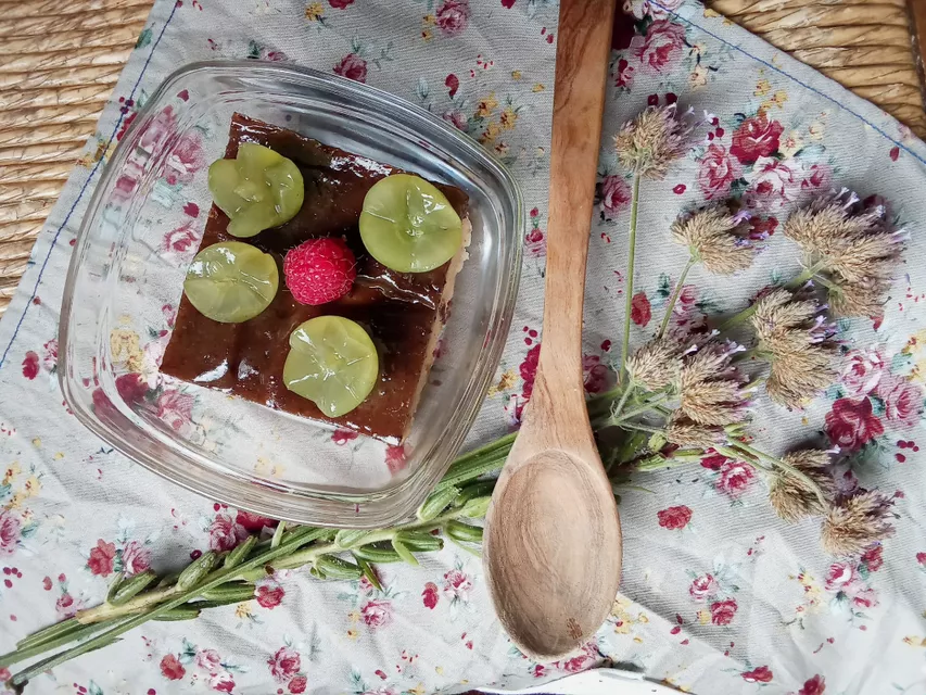 Halwa de sèmola de blat de moro (Polenta) amb llet de coco i poma a l'estil macrobiòtic.