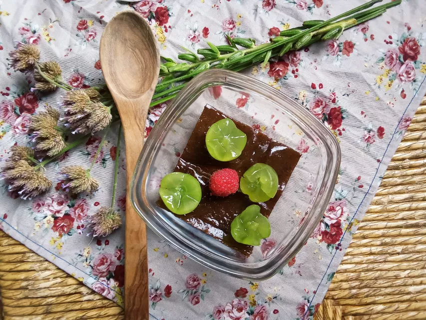 Halwa de sèmola de blat de moro (Polenta) amb llet de coco i poma a l'estil macrobiòtic.