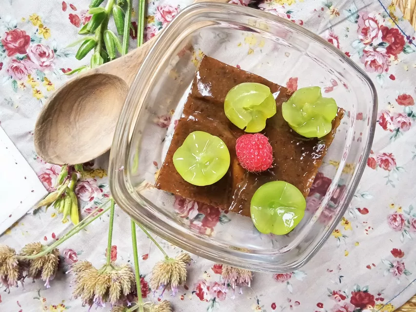 Halwa de sèmola de blat de moro (Polenta) amb llet de coco i poma a l'estil macrobiòtic.