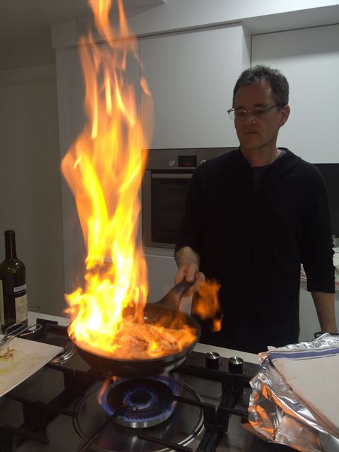 Fotos de clases de cocina en la EspaiCuinarSa Girona Matthias Hespe fuego gambas