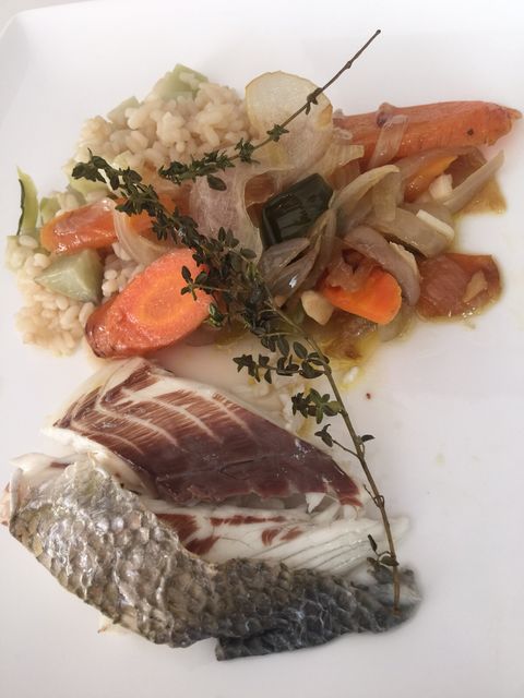 Fotos de clases de cocina en la EspaiCuinarSa Girona Matthias Hespe pescado dorada