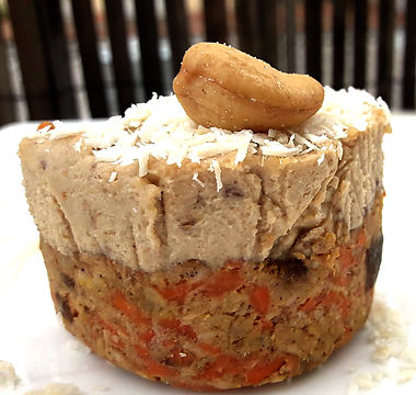 Pastel de zanahoria, coco, nueces, endulzado con albaricoques, canela y cardamomo - crudivegano y crema de anacardos y coco