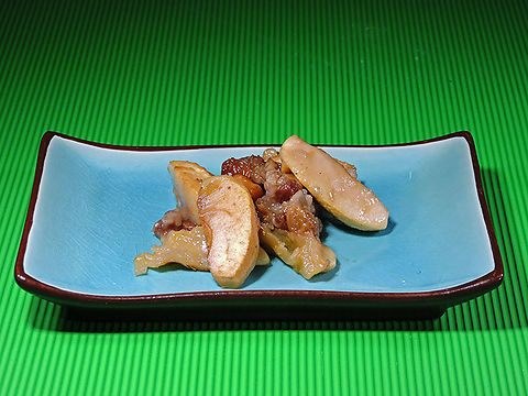Piezas de manzana con frutos secos al horno.